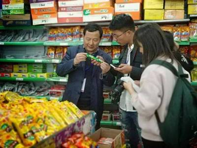 我校后勤领导小组深入地超开展商品调研，全面摸底市场情况